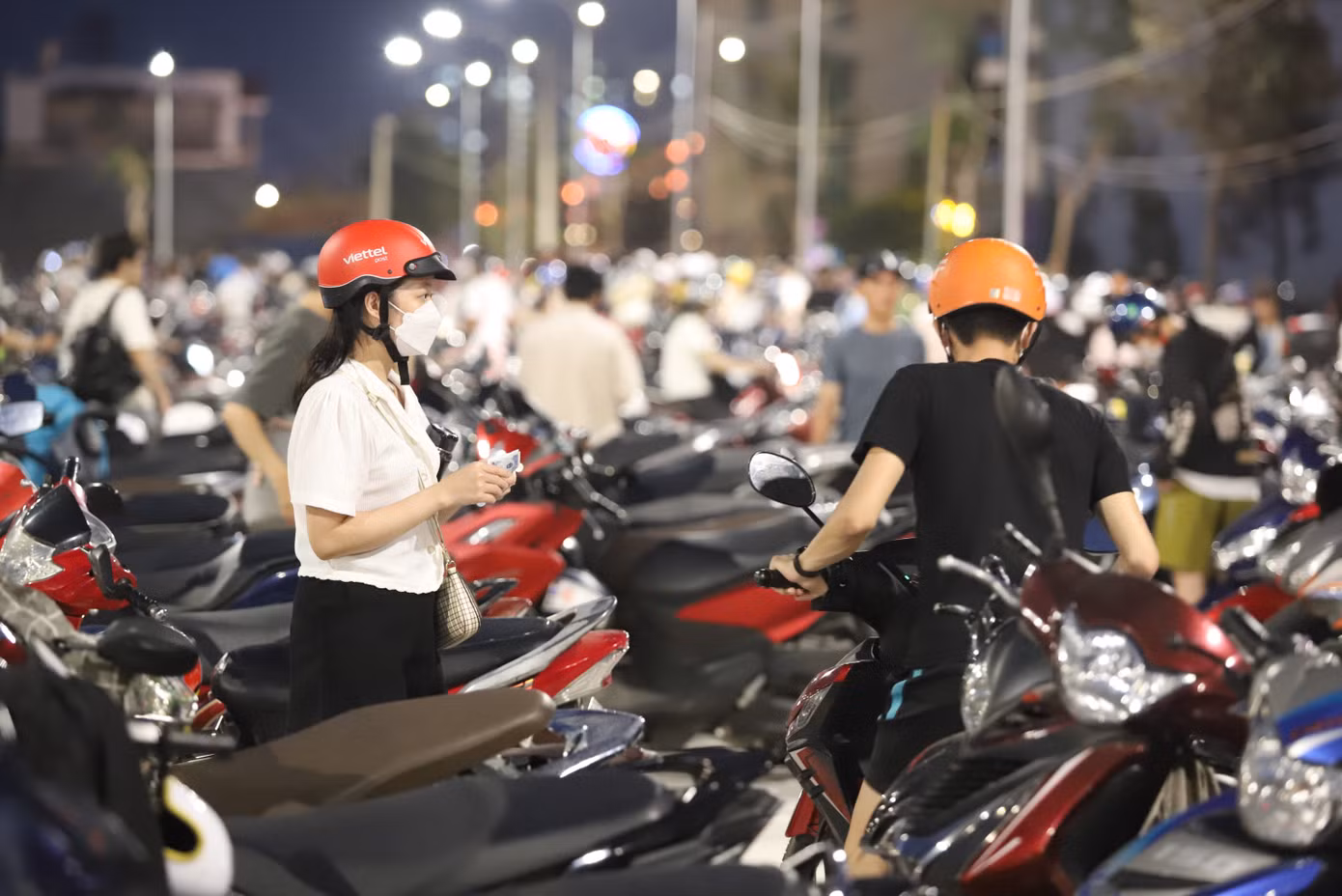 Vì thu hút nhiều người nên đồng diều đang trở thành điểm nóng về ùn tắc giao thông. Nhiều người chật vật để vào đây và ra về. Ghi nhận tại đây tối cuối tuần 31/3, phóng viên phải mất khoảng 20 phút mới thoát khỏi đám đông để trở về.