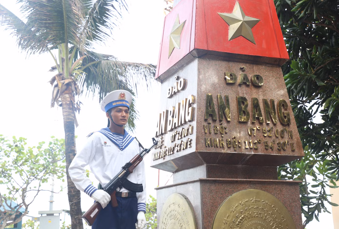 Chiến sĩ hải quân đảo An Bang chắc tay súng bảo vệ từng tấc đất thiêng liêng của Tổ quốc.