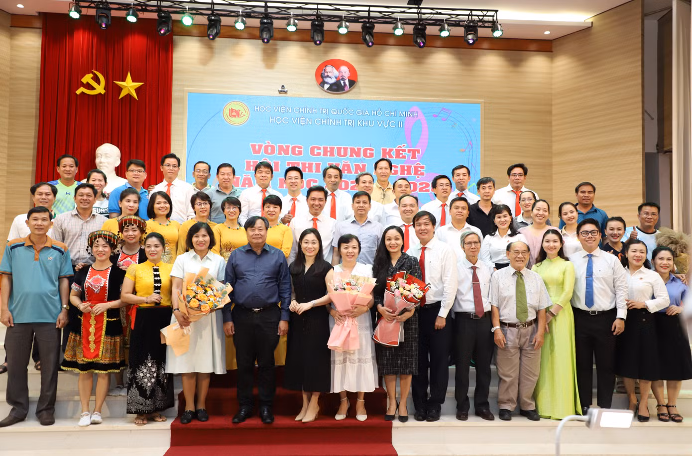 Thầy trò Học viện Chính trị Khu vực II lưu niệm tại buổi thi tối 4/11. Ảnh: Ngô Tùng.