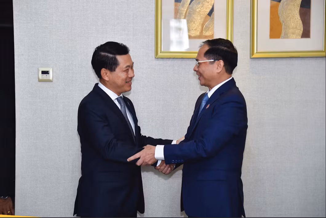 Bộ trưởng Ngoại giao Bùi Thanh Sơn gặp riêng Phó Thủ tướng, Bộ trưởng Ngoại giao Lào Saleumxay Kommasith tại Jakarta ngày 11/7. (Ảnh: Mofa)