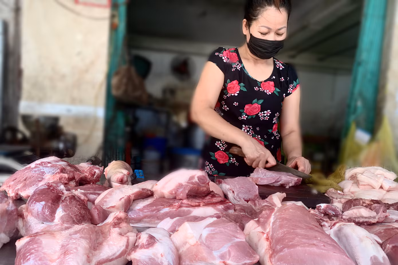 Bà Đỗ Vân Bắc cho biết, giá thịt lợn mấy tháng gần đây tại chợ Nghĩa Tân vẫn duy trì mức ổn định.