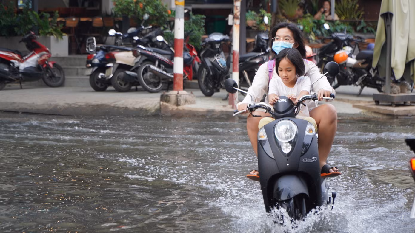 Từ khoảng 16h30 hôm nay, nước đã dâng cao khiến một đoạn trên đường Phú Thuận bị ngập 10-20 cm, làm ảnh hưởng đến việc đi lại của người dân.
