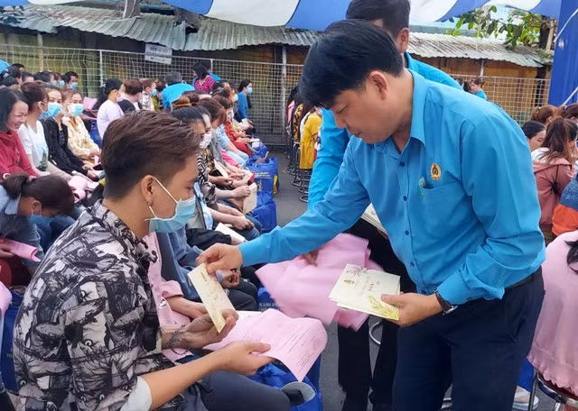 Ông Nguyễn Văn Hải - Chủ tịch Liên đoàn Lao động quận Bình Tân, TPHCM - tặng quà cho công nhân khó khăn dịp Tết 2023.