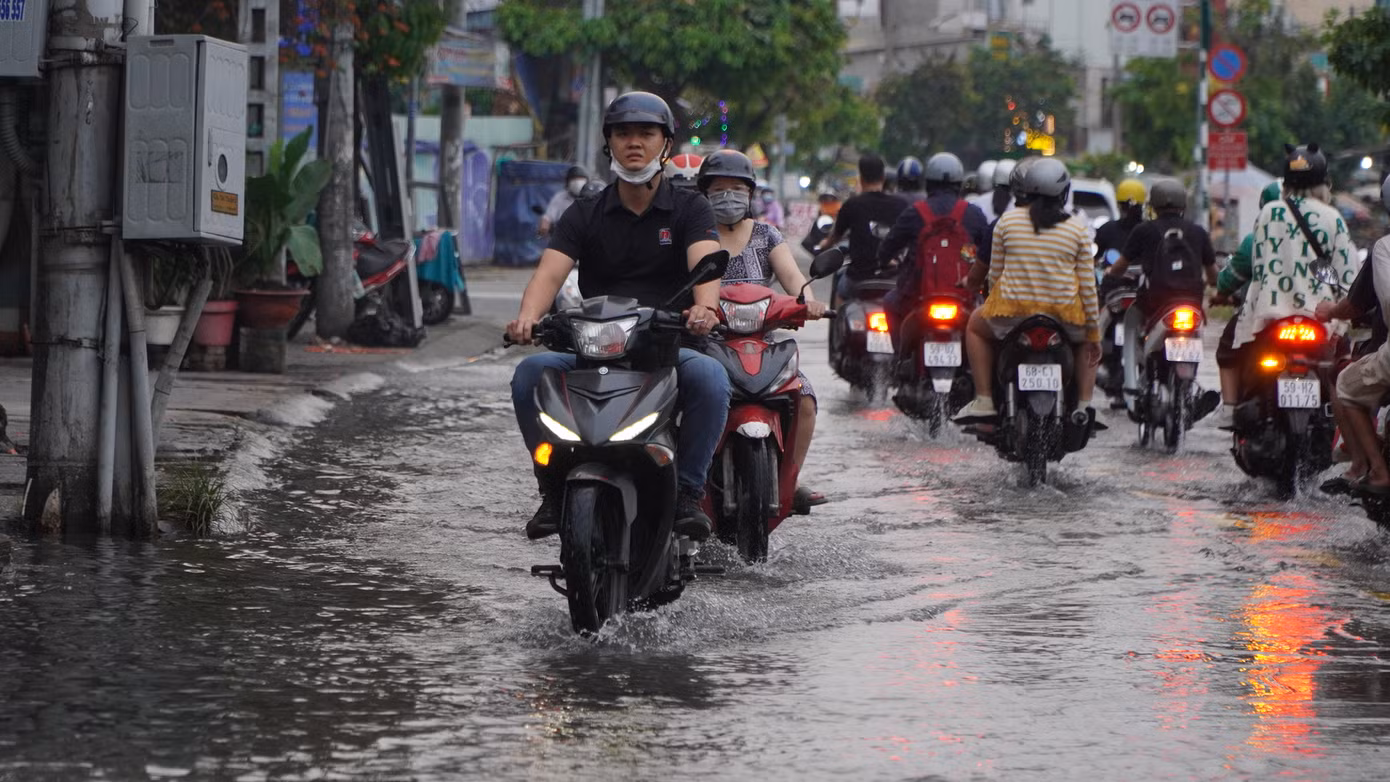 Dự báo từ Đài Khí tượng Thuỷ văn khu vực Nam Bộ, đỉnh triều đợt này xuất hiện vào ngày 27 - 29/12. Thời gian xuất hiện đỉnh triều trong ngày là từ 4h đến 6h và 17h đến 19h. Mức độ rủi ro thiên tai do triều cường khu vực hạ lưu sông Sài Gòn - Đồng Nai ở cấp độ 2.