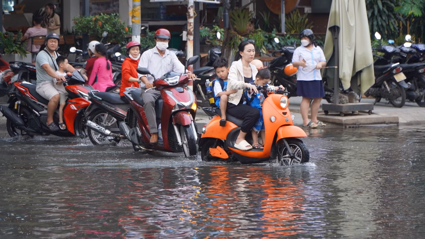 Theo dự báo, đợt triều cường này sẽ còn kéo dài trong vài ngày tới. Một vài tuyến đường có khả năng bị ngập, như: đường Trần Xuân Soạn, Đào Sư Tích, Huỳnh Tấn Phát, Nguyễn Bình, Lê Văn Lương, quốc lộ 50, Phạm Hữu Lầu. Điểm ngập tập trung nhiều tại quận 7 và huyện Nhà Bè