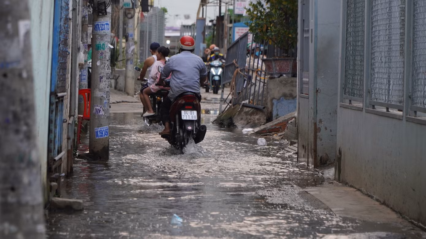 Người dân khu vực này cho biết tình trạng ngập đã xuất hiện nhiều năm qua. Những ngày triều cường vượt mức báo động III, nước tràn vào nhà khiến người dân phải chật vật kê các vật dụng trong nhà lên cao để tránh thấm nước.