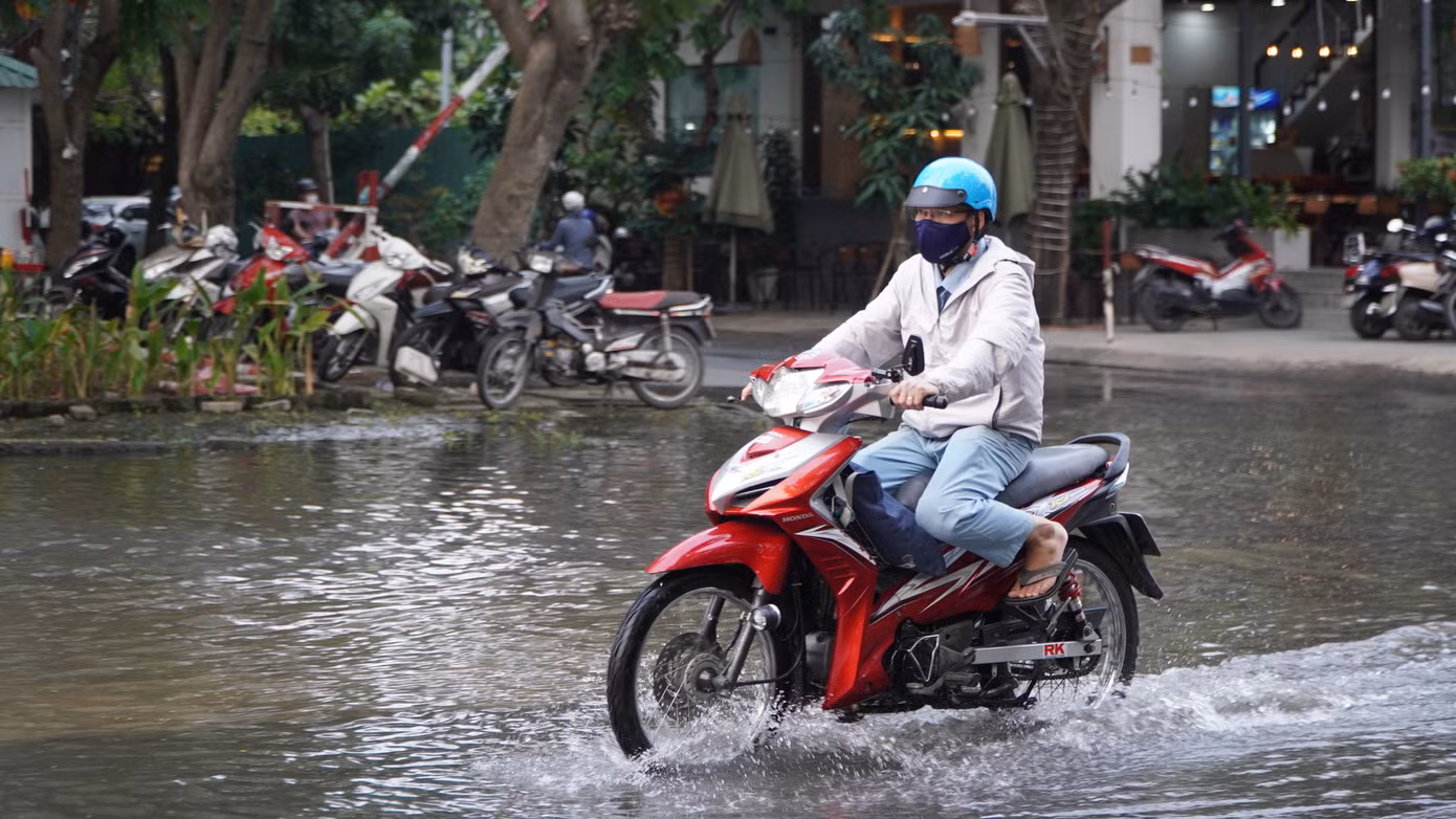 Cách đó không xa, đường Phú Thuận cũng xuất hiện tình trạng ngập.