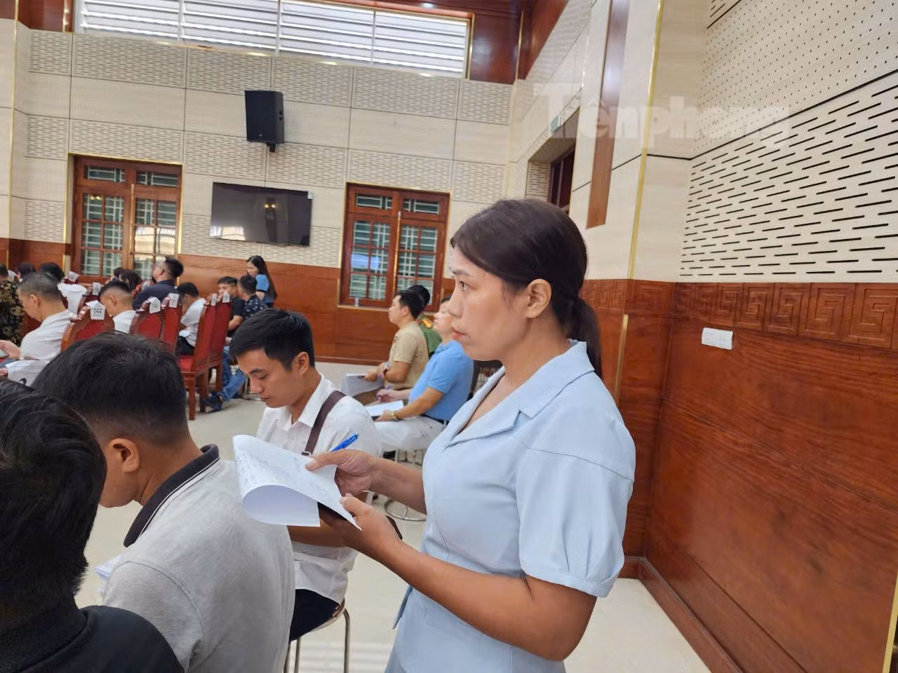 Khách hàng chăm chú theo dõi phiên đấu giá