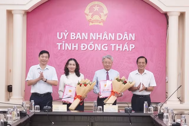 Ông Phạm Thiện Nghĩa - Phó Bí thư Tỉnh ủy, Chủ tịch UBND tỉnh (bìa trái) trao quyết định cho ông Nguyễn Hữu Xuân (thứ 2 từ phải sang) và bà Lê Thị Kim Ngân (thứ 2 từ trái sang).