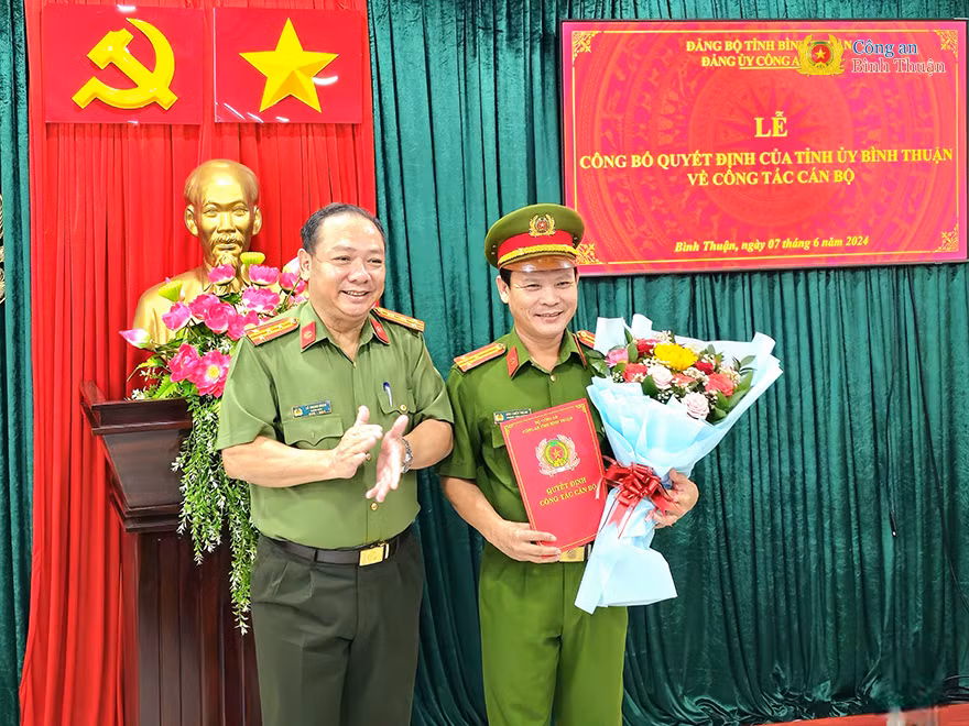 Trao quyết định cho Thượng tá Ung Chiêu Thành.