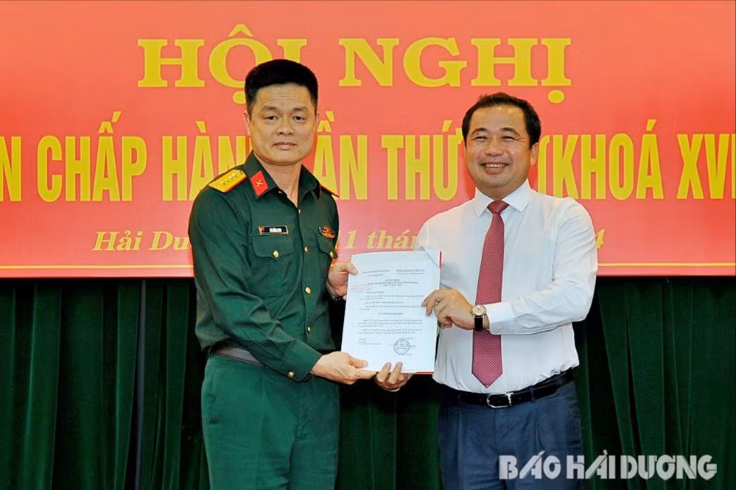 Trao quyết định của Ban Bí thư cho đồng chí Đại tá Vũ Hồng Anh, Chỉ huy trưởng Bộ Chỉ huy quân sự tỉnh Hải Dương. Ảnh: Báo Hải Dương