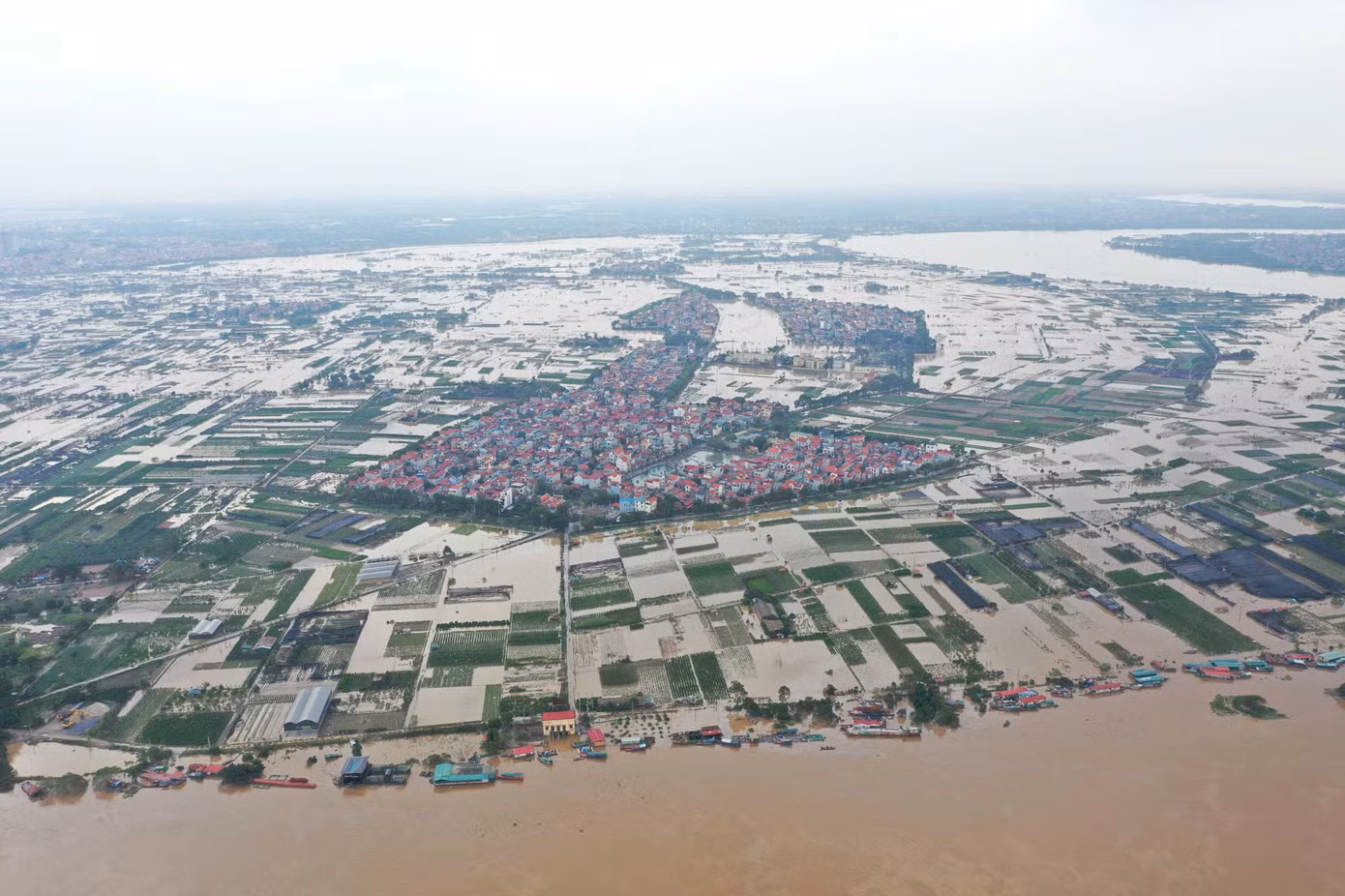 Xã Văn Đức (Gia Lâm, Hà Nội) vẫn bị chia cắt bởi nước lũ. Ảnh: Minh Đức