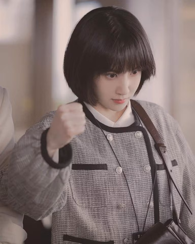 Hầu hết những phân cảnh trong phim, nhân vật của Eun Bin - Woo Young Woo luôn trung thành với những bộ cánh dễ thương, có phần đơn giản. Hầu hết những phân cảnh trong phim, nhân vật của Eun Bin - Woo Young Woo luôn trung thành với những bộ cánh dễ thương, có phần đơn giản.