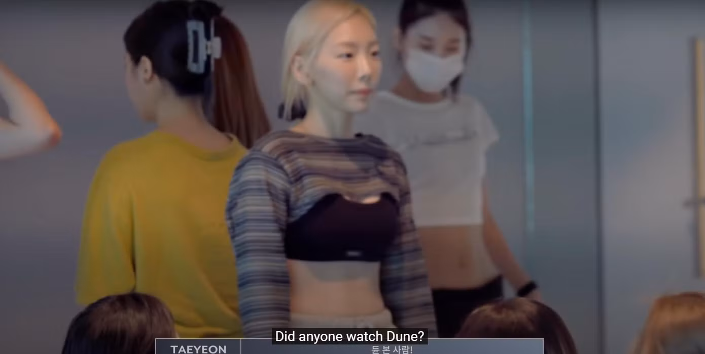 Taeyeon hỏi mọi người có ai đã xem Dune chưa - một tác phẩm điện ảnh do Timothée Chalemet đóng chính.
