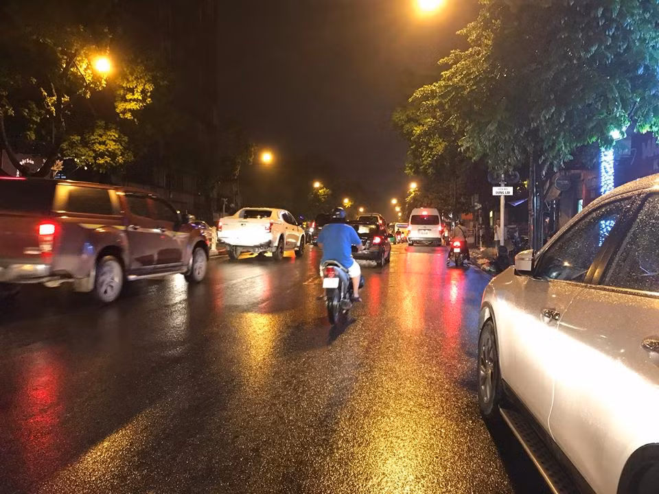 Nhiều tuyến phố ở Hà Nội tê liệt sau mưa giông ảnh 11