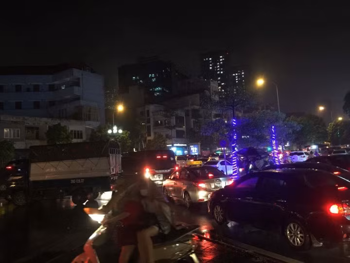 Nhiều tuyến phố ở Hà Nội tê liệt sau mưa giông ảnh 5