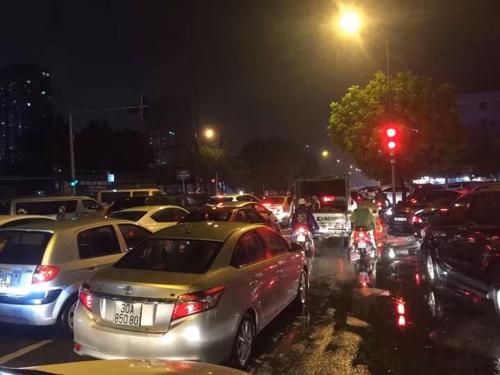 Nhiều tuyến phố ở Hà Nội tê liệt sau mưa giông ảnh 4