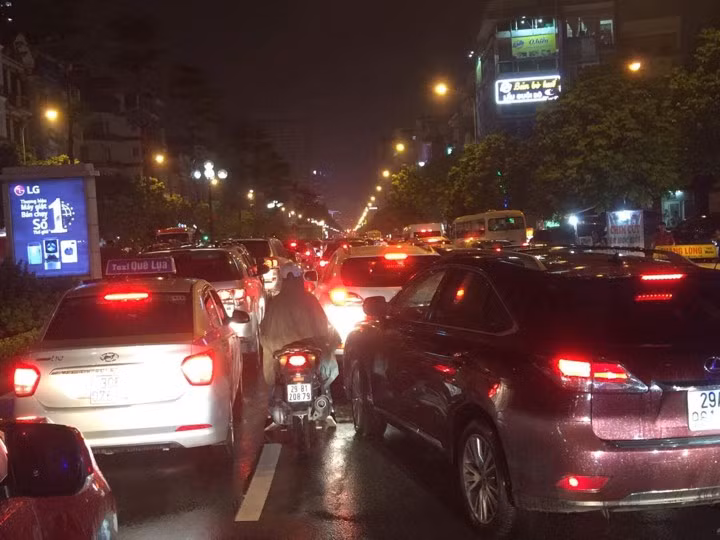 Nhiều tuyến phố ở Hà Nội tê liệt sau mưa giông ảnh 10