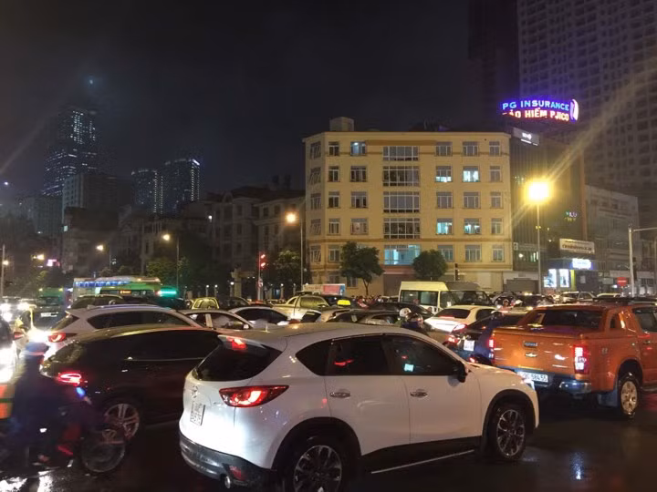 Nhiều tuyến phố ở Hà Nội tê liệt sau mưa giông ảnh 8