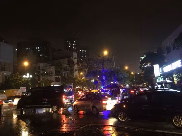 Nhiều tuyến phố ở Hà Nội tê liệt sau mưa giông ảnh 7