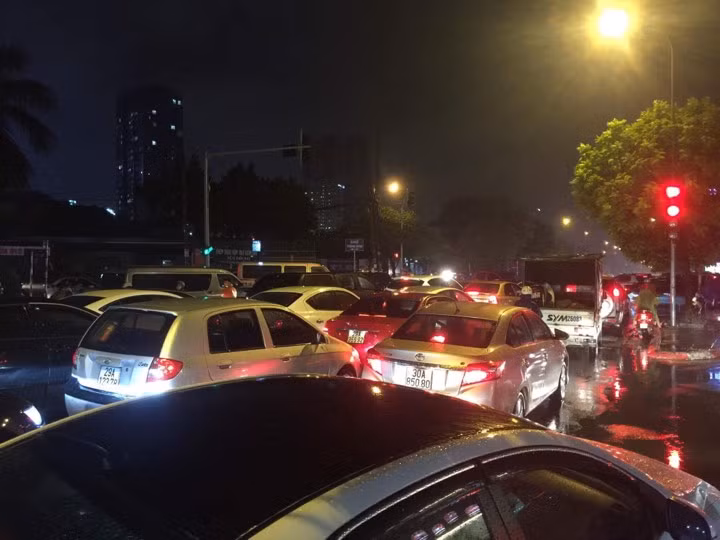 Nhiều tuyến phố ở Hà Nội tê liệt sau mưa giông ảnh 6