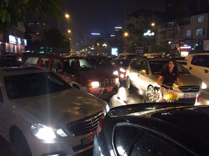 Nhiều tuyến phố ở Hà Nội tê liệt sau mưa giông ảnh 9