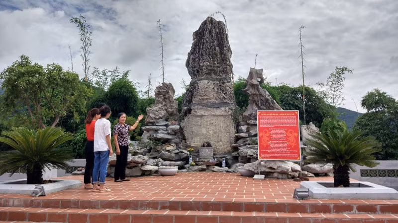 Bia Lê Lợi nằm trong quần thể di tích đền Thác Bờ.