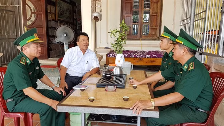Trưởng ban Hàng giáo Giáo xứ Trà Cổ trao đổi thông tin với cán bộ Bộ đội Biên phòng.