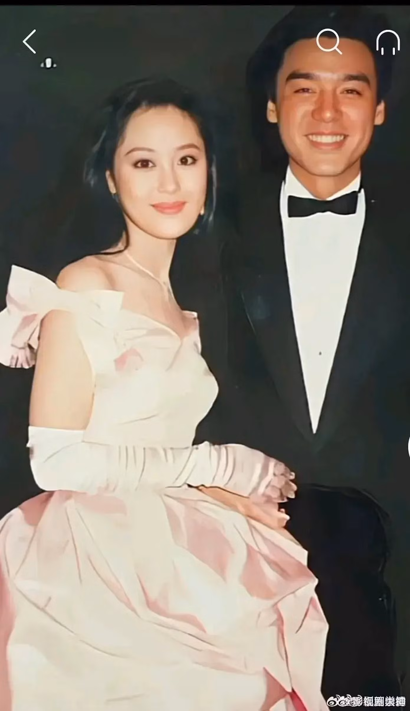 Năm 1987, Chương Tiểu Huệ kết hôn với người chồng đầu tiên, nam ca sĩ Hong Kong nổi tiếng lúc bấy giờ Chung Trấn Đào. Họ tổ chức hôn lễ chóng vánh ở New York sau ba tuần quen nhau bất chấp sự phản đối từ gia đình. Họ sống chung 11 năm, có hai con trước khi đi đến hồi kết vì Chương Tiểu Huệ ngoại tình, bỏ bê gia đình, chỉ ham mê mua sắm và tụ tập bạn bè. Thời điểm ly hôn, Chung Trấn Đào rơi vào thảm cảnh phá sản, nợ nần ngập đầu. May mắn, nhờ gặp người vợ hiện tại, Tố Trinh, Chung Trấn Đào dần vượt qua được giai đoạn khủng hoảng.