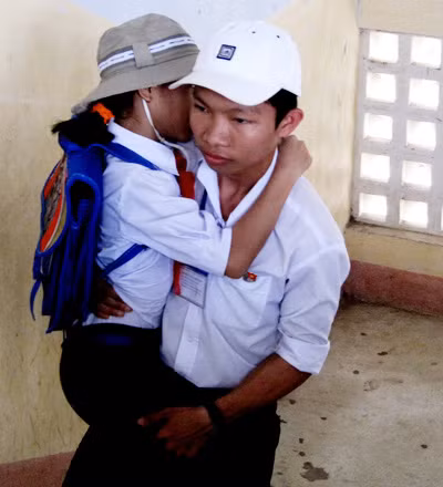 Huy cõng em lên tận lớp học