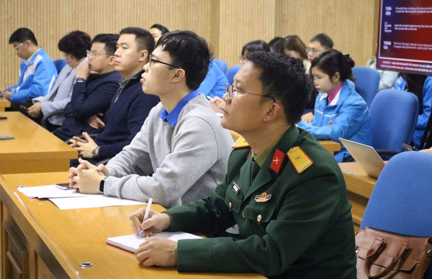 Cán bộ Đoàn, đoàn viên, thanh niên nghe TS. Nguyễn Quân - nguyên Bộ trưởng Bộ Khoa học và Công nghệ - trình bày chuyên đề tại hội nghị. Cán bộ Đoàn, đoàn viên, thanh niên nghe TS. Nguyễn Quân - nguyên Bộ trưởng Bộ Khoa học và Công nghệ - trình bày chuyên đề tại hội nghị.
