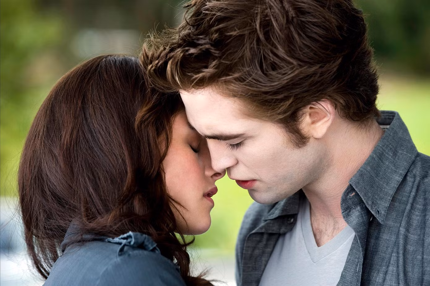 Phản ứng hóa học quá tốt giữa Robert Pattinson và Kristen Stewart khiến đạo diễn lo lắng có hành động vượt qua giới hạn vì Kristen lúc đó mới 17 tuổi.
