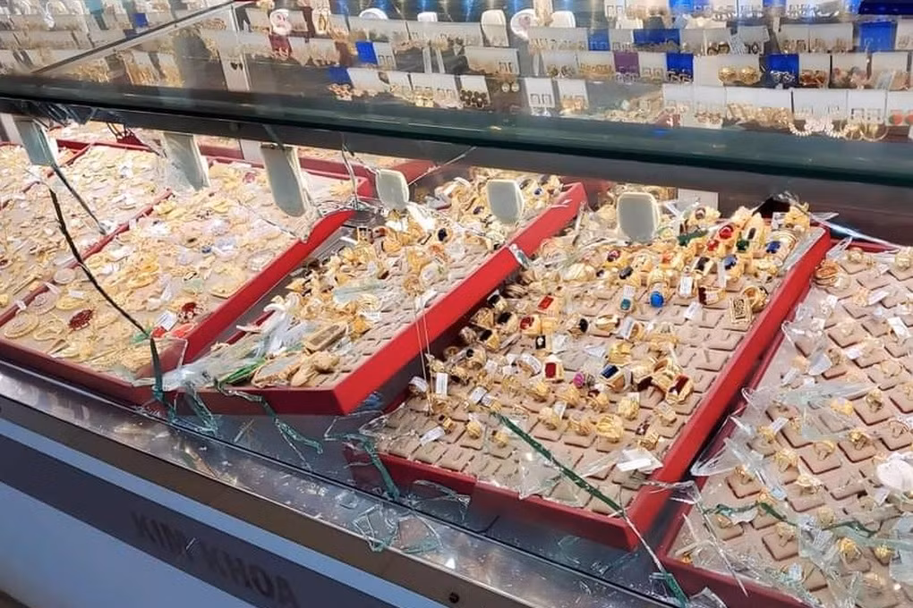 Tủ kính của tiệm vàng bị đập bể (Ảnh: Phú Khánh).