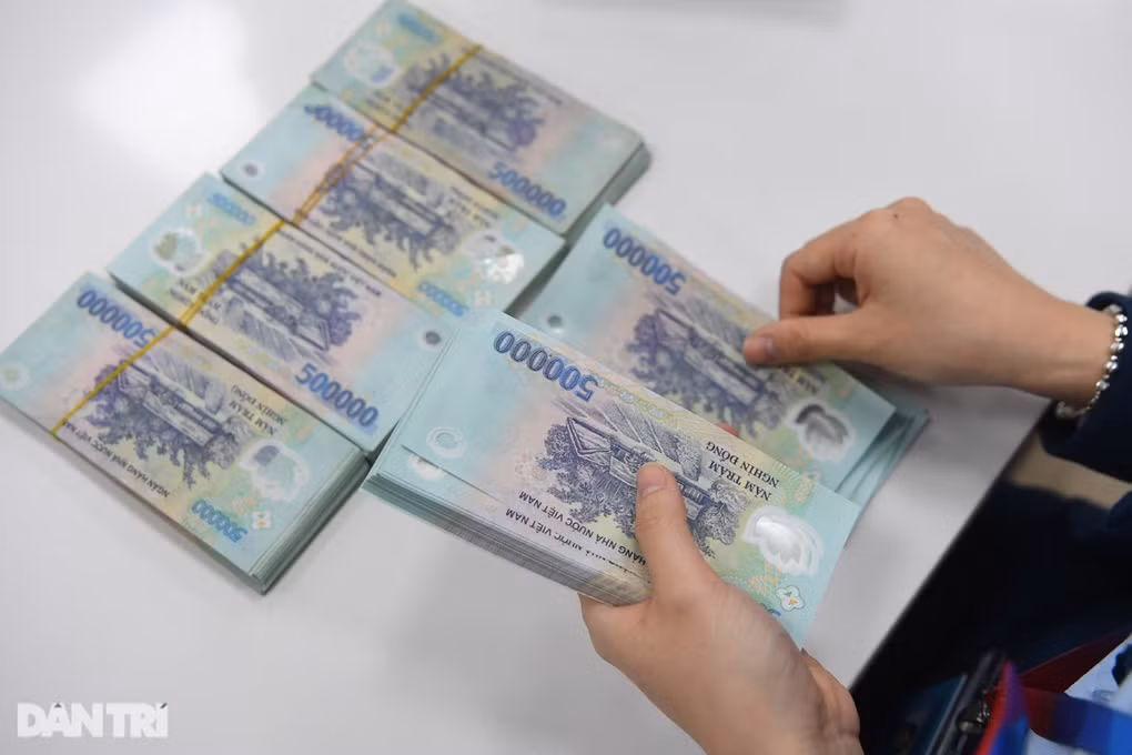 Lần đầu tiên bổ sung tiền thưởng vào quỹ lương cho công chức (Ảnh minh họa: Mạnh Quân).