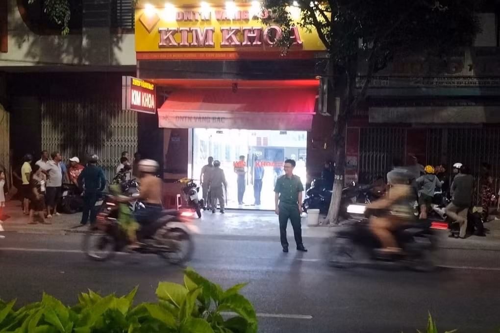 Lực lượng chức năng phong tỏa hiện trường điều tra vụ cướp tiệm vàng (Ảnh: Phú Khánh).