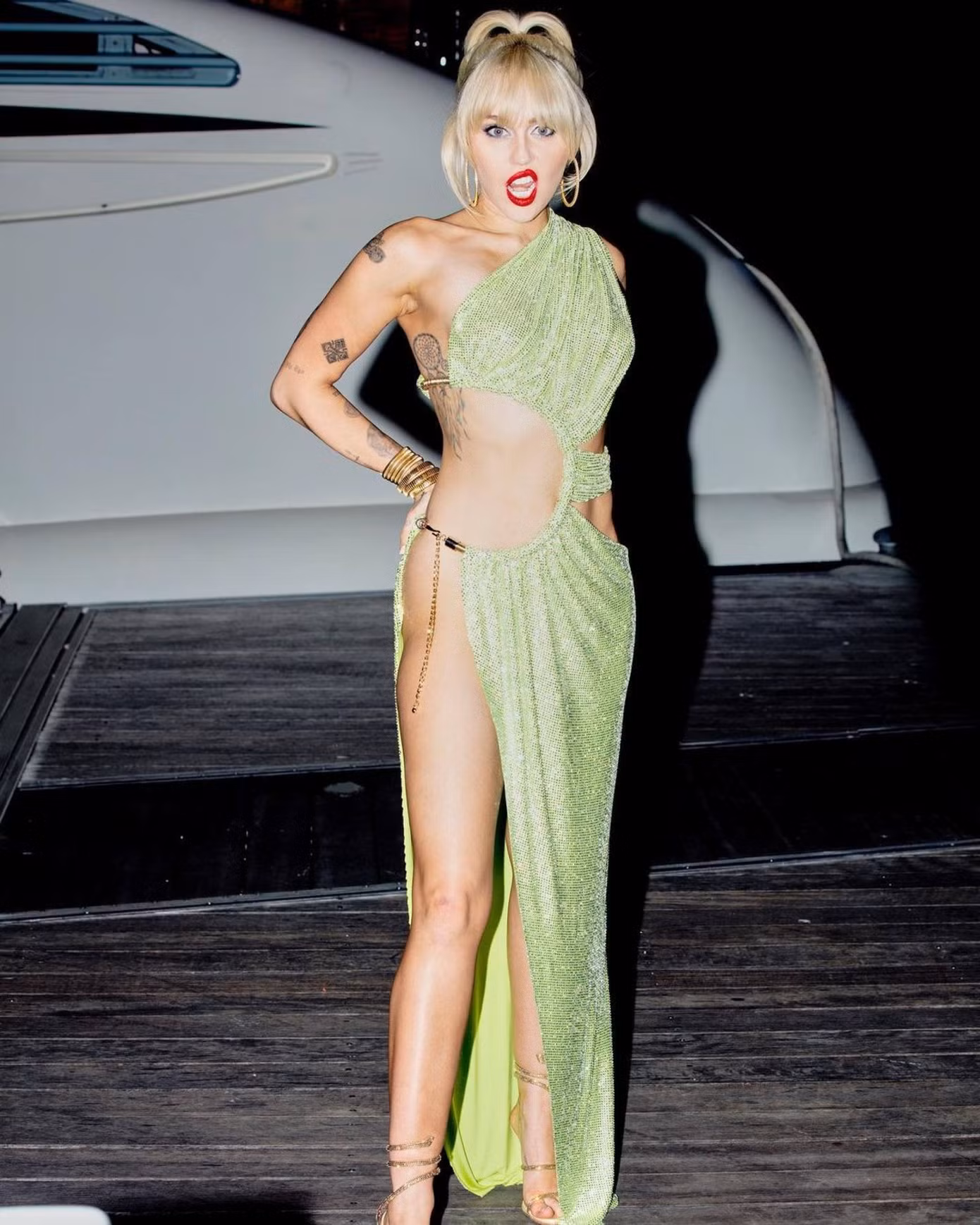 Trong tháng 1, Cyrus đã phát hành một MV cho đĩa đơn ăn khách Flowers. Trong đó, Miley Cyrus thể hiện phong cách thời trang cổ điển qua nhiều bộ trang phục. Theo CR Fashionbook, Bradley Kenneth là người đã giúp Miley Cyrus lựa chọn những bộ đồ trong Flowers.