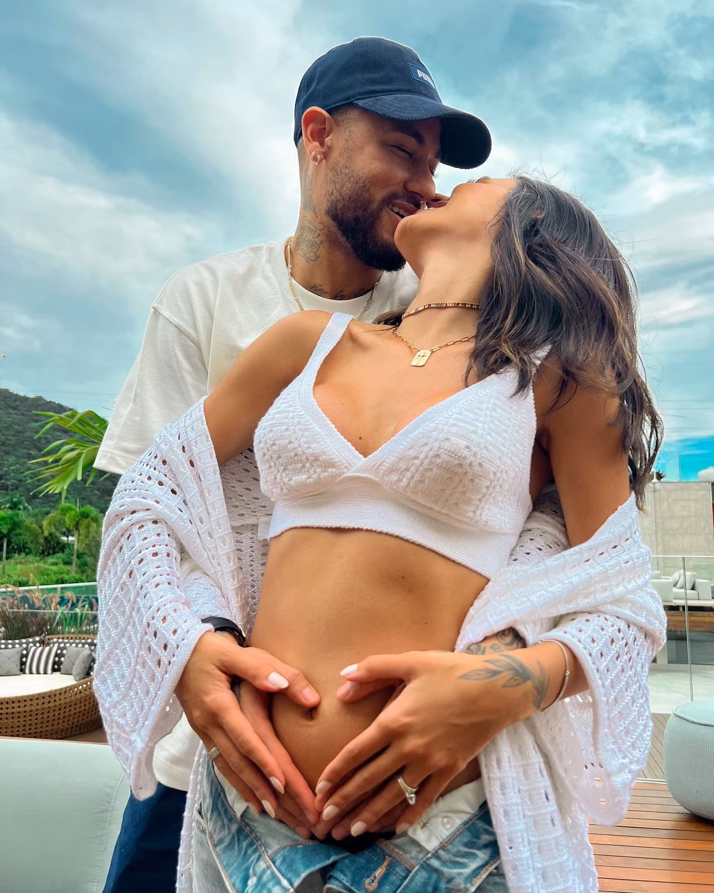 Neymar và bạn gái Biancardi đón tin vui.