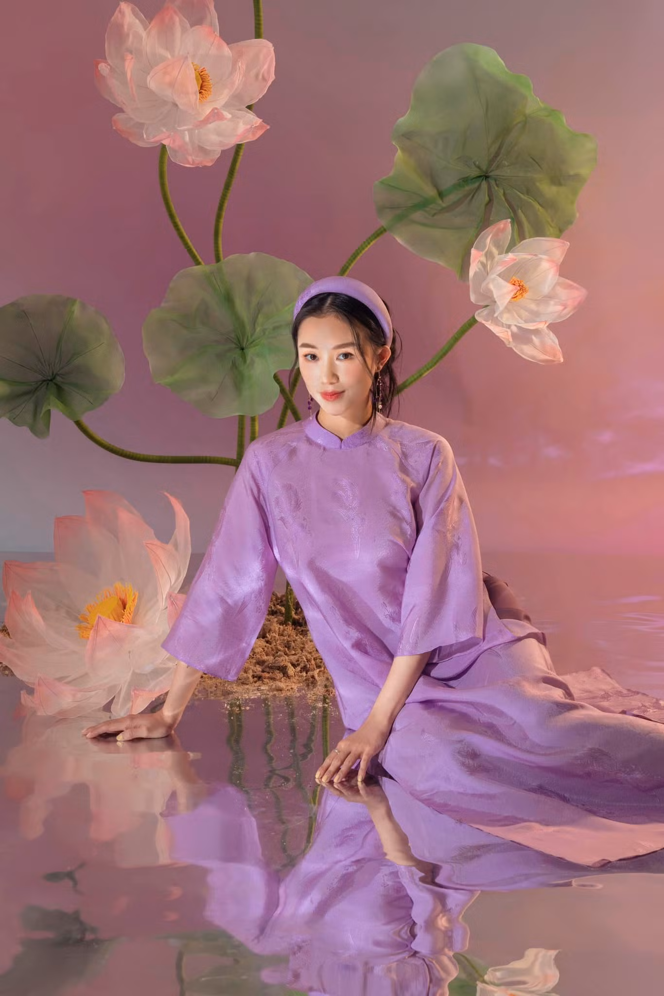 Hot girl, diễn viên Salim (Hoàng Kim Ngân) dù bận rộn với cuộc sống của một người mẹ, vẫn tranh thủ chụp một bộ ảnh với áo dài. Tết năm nay, Salim chọn áo dài màu tím nhạt và chụp với phong cách phản chiếu bên hoa sen.