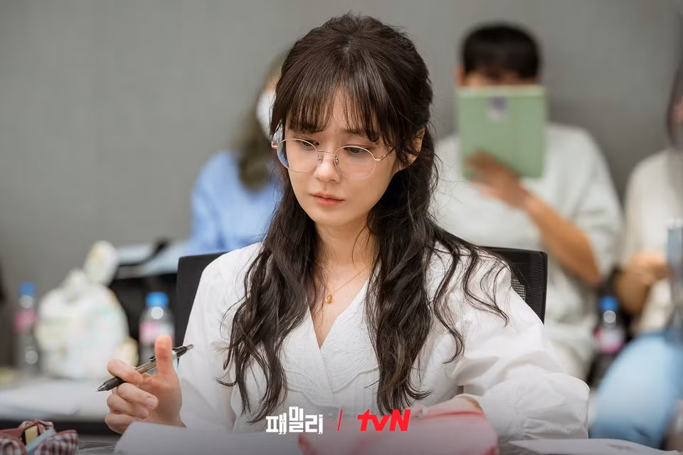 Dự án tiếp theo của Jang Nara sau Family là Happy end. Happy end là dự án Jang Nara kết hợp với Son Ho Jun.