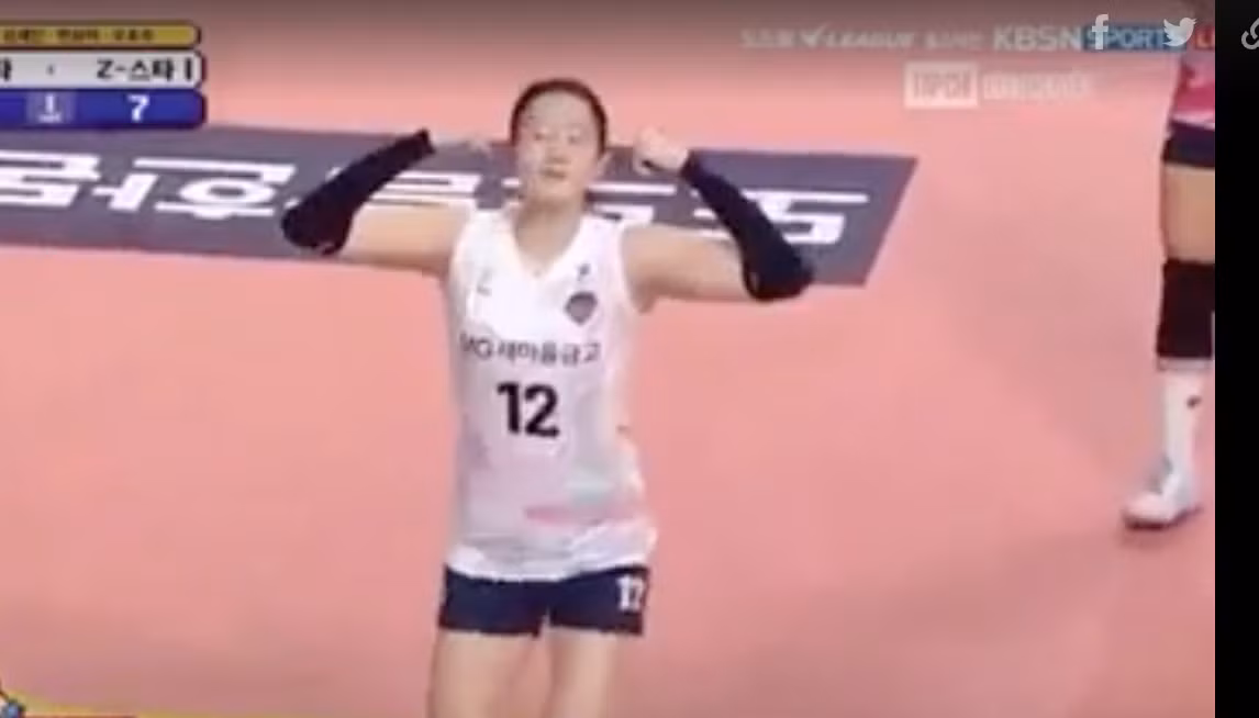 Vận động viên ăn mừng trên nền nhạc See tình của Hoàng Thùy Linh. Ảnh: Chụp màn hình.