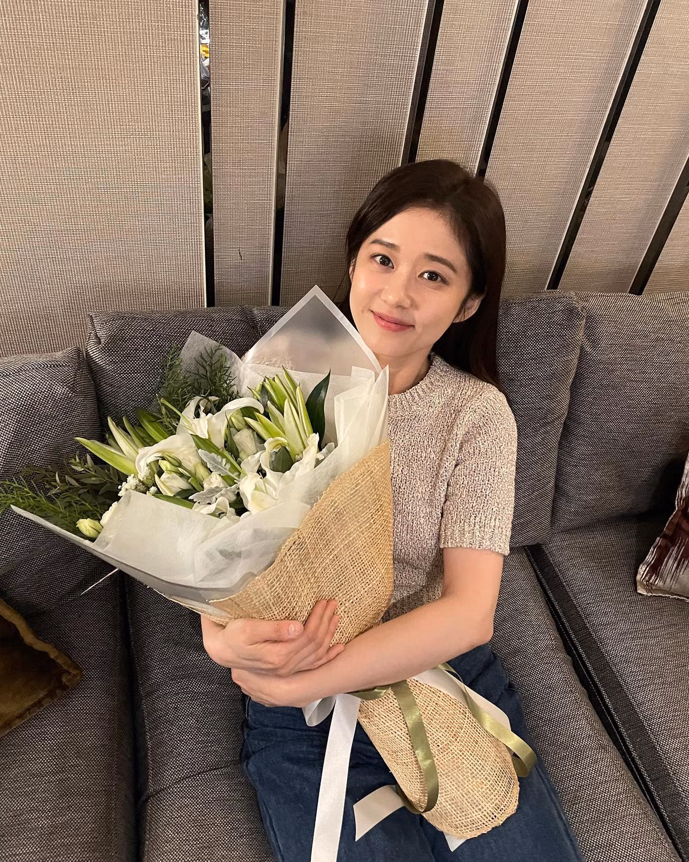 Trên trang cá nhân, Jang Nara chăm chỉ cập nhật hình ảnh về cuộc sống thường ngày. Nữ diễn viên thể hiện bản thân có lối sống lành mạnh, tích cực. Cô thích cắm hoa, đi chơi cùng thú cưng. Nhiều người nhận xét ở tuổi 42, Jang Nara có cuộc sống trong mơ. Yếu tố tinh thần là một trong những lý do giúp cô luôn duy trì phong độ của "người đẹp không tuổi".