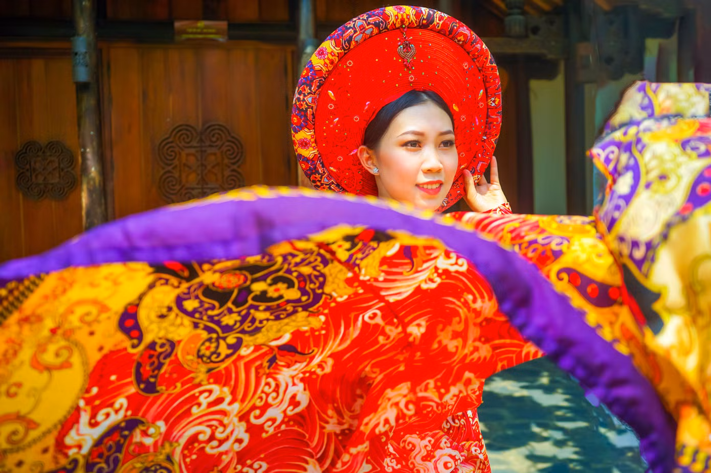 "Điều thứ hai mình cảm nhận được khi chụp ảnh với bộ trang phục này mình và bạn photographer đều rất chỉn chu vì trong hơn 500 tấm chụp tại bảo tàng thì tụi mình phải lấy cho bằng được những tấm ảnh tà áo dài xòe ra cùng với dáng người", Ý Nhi chia sẻ.