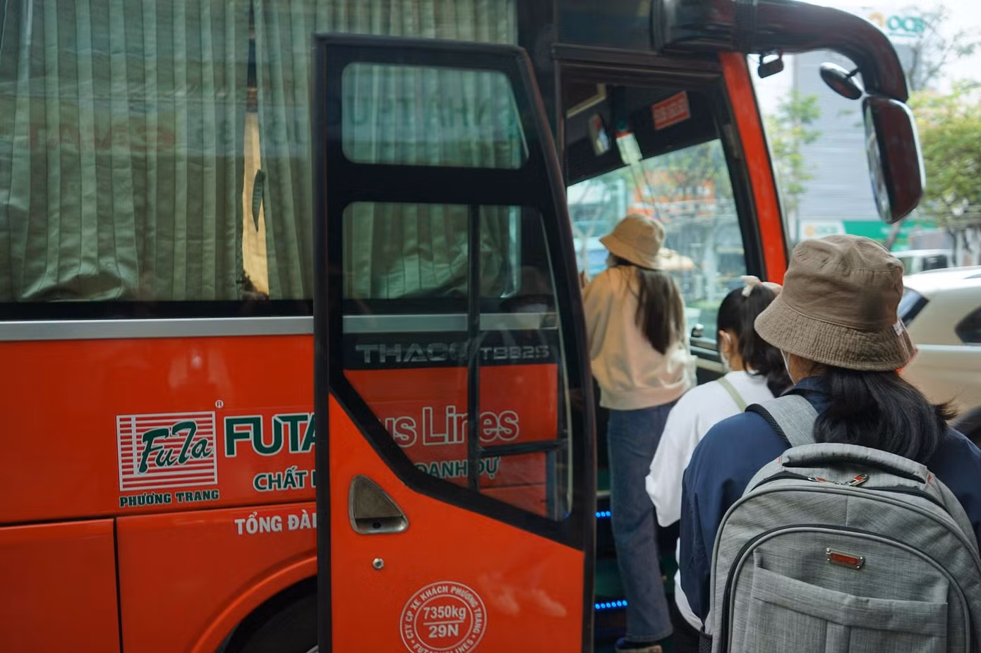 Công ty CP xe khách Phương Trang đã hỗ trợ chương trình ‘Nâng bước thủ khoa 2022’ đưa đón sinh viên các tỉnh phía Nam về TP. HCM trong 2 ngày (30/11 - 1/12/2022) dự Lễ vinh danh. Chương trình do báo Tiền Phong tổ chức. Ngoài ra, công ty còn hỗ trợ đưa đón thí sinh Hoa hậu Việt Nam 2022.
