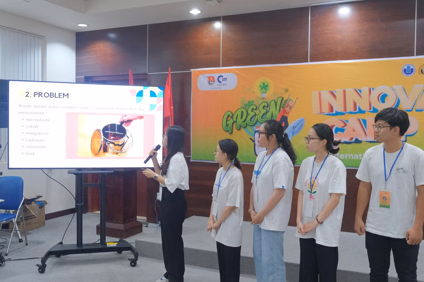 Nhóm Mini Squads thuyết trình về dự án 'Kit xử lý nước thải màu Acrylic'.
