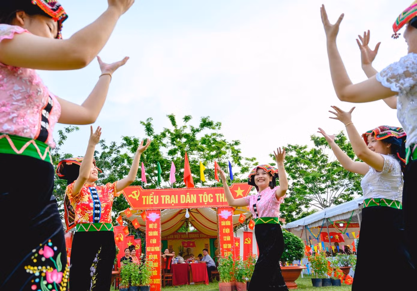 Trang rất mê các điệu múa của dân tộc Thái mình nhất là múa Xòe. Cô bạn cảm thấy tự hào khi được khoác lên mình bộ áo dài trang phục dân tộc mỗi khi có dịp mặc biểu diễn.