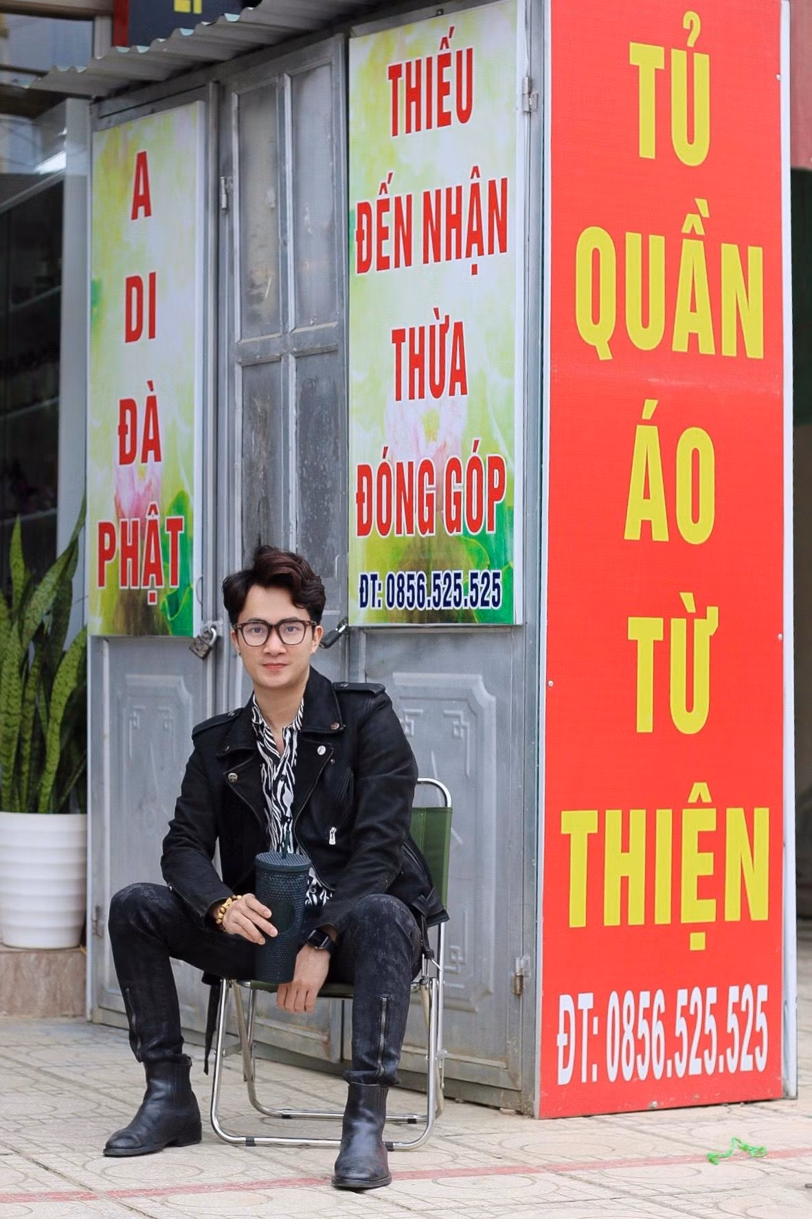 Nguyễn Quốc Việt bên tủ đồ trao tặng đồ của mình.