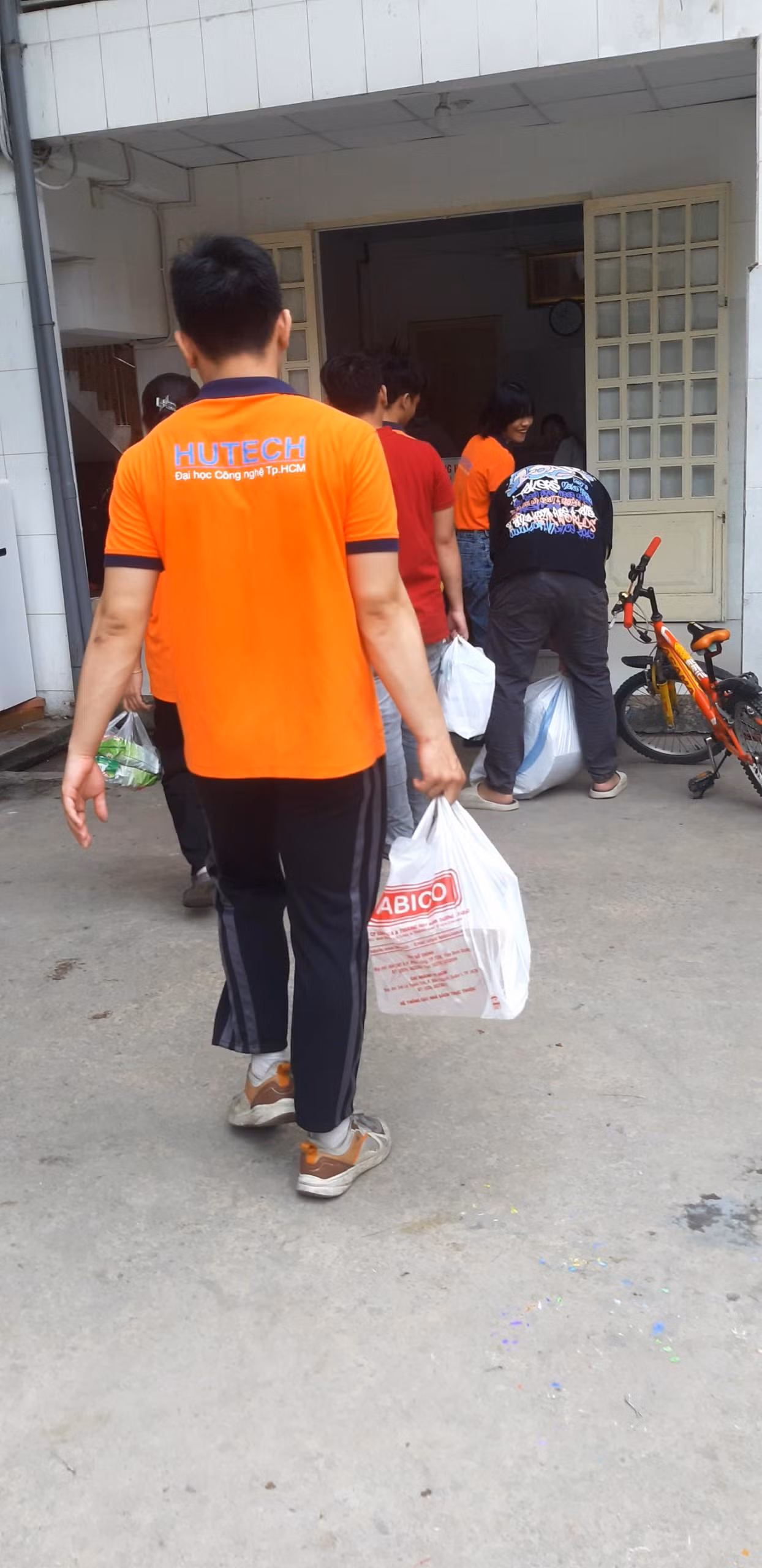Nhóm "Phi Hành Gia" thu gom đồ cũ trong một chương trình thiện nguyện.