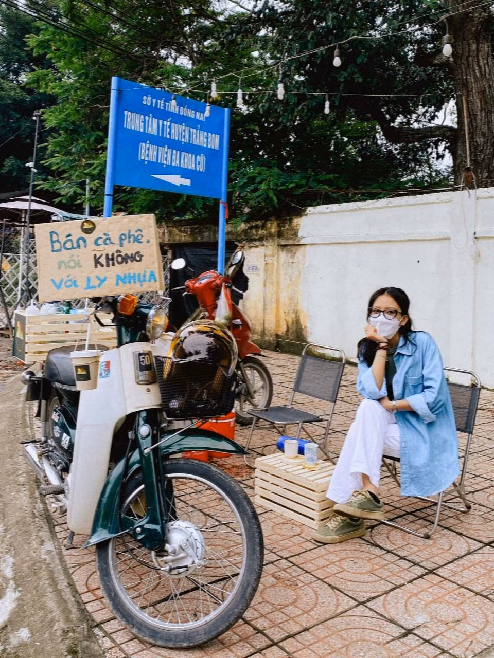 Slogan "Bán cà phê nói không với ly nhựa" là thương hiệu của hai cô bạn.