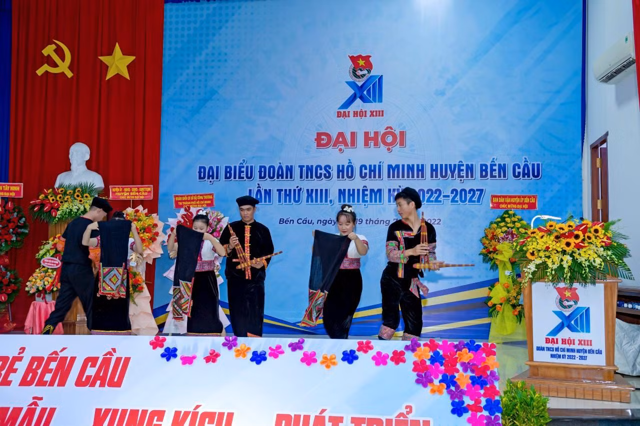 Trang cũng thường nhận show để các thành viên CLB đi biểu diễn tại các hội diễn văn nghệ. Đây cũng là cách làm thêm của Trang và các bạn trẻ trong CLB nhưng đồng thời cũng là cách để Ngọc Trang quảng bá nét đẹp của dân tộc Thái đến các dân tộc khác ở Tây Ninh và các tỉnh lân cận.