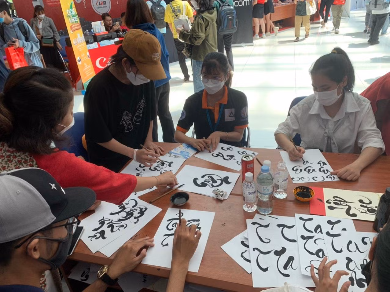 Gian hàng viết thư pháp thu hút rất nhiều các bạn tân sinh viên trải nghiệm.